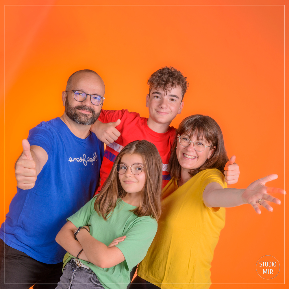 shooting-photo-color-en-famille-pr-s-de-paris-studio-mir-studio