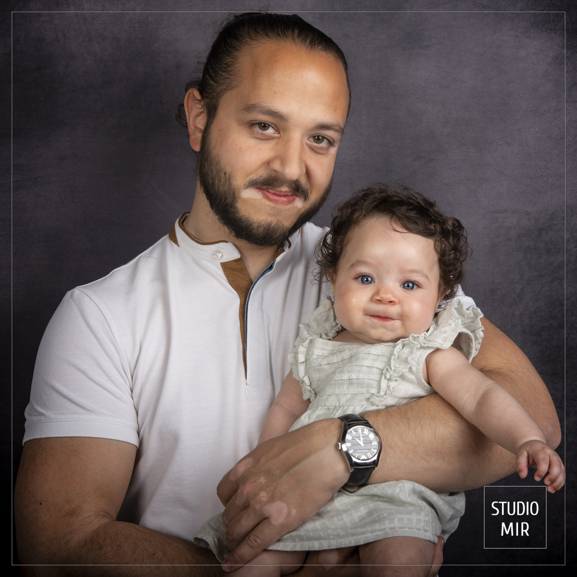 Séance photo familiale en studio professionnel