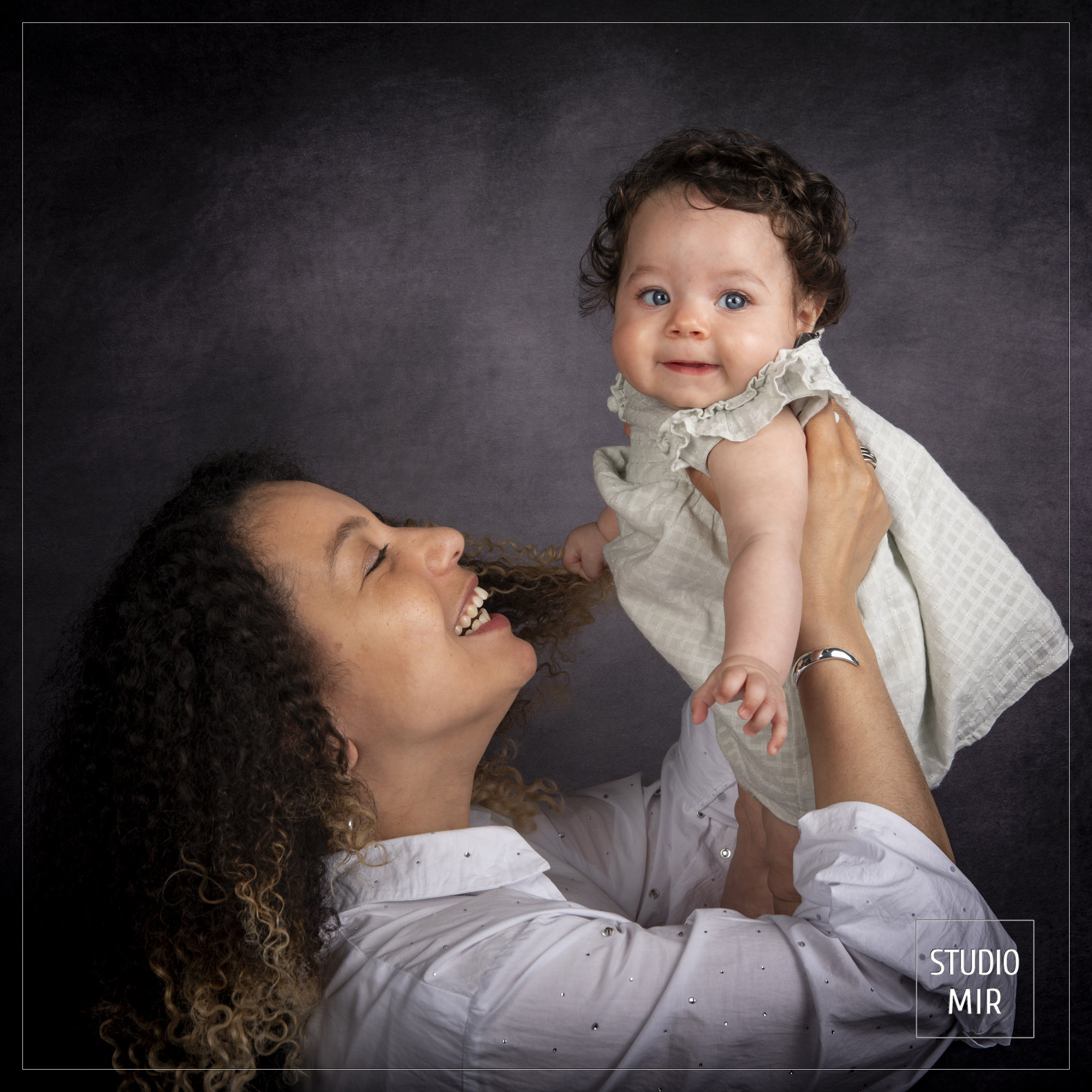 Séance photo familiale en studio professionnel