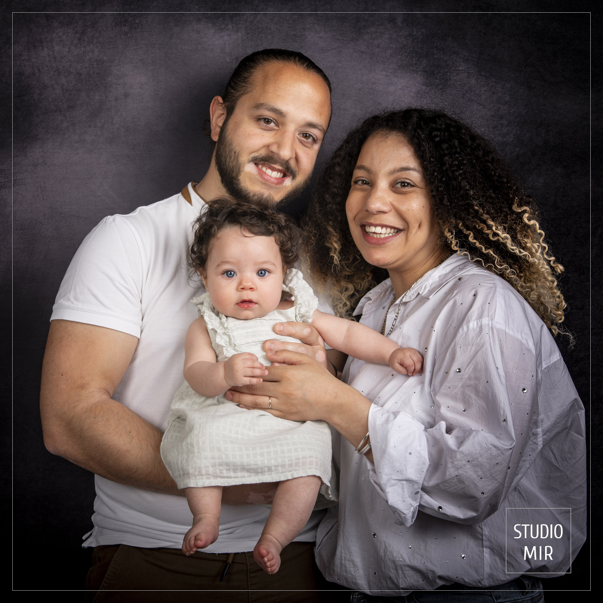 Séance photo familiale en studio professionnel