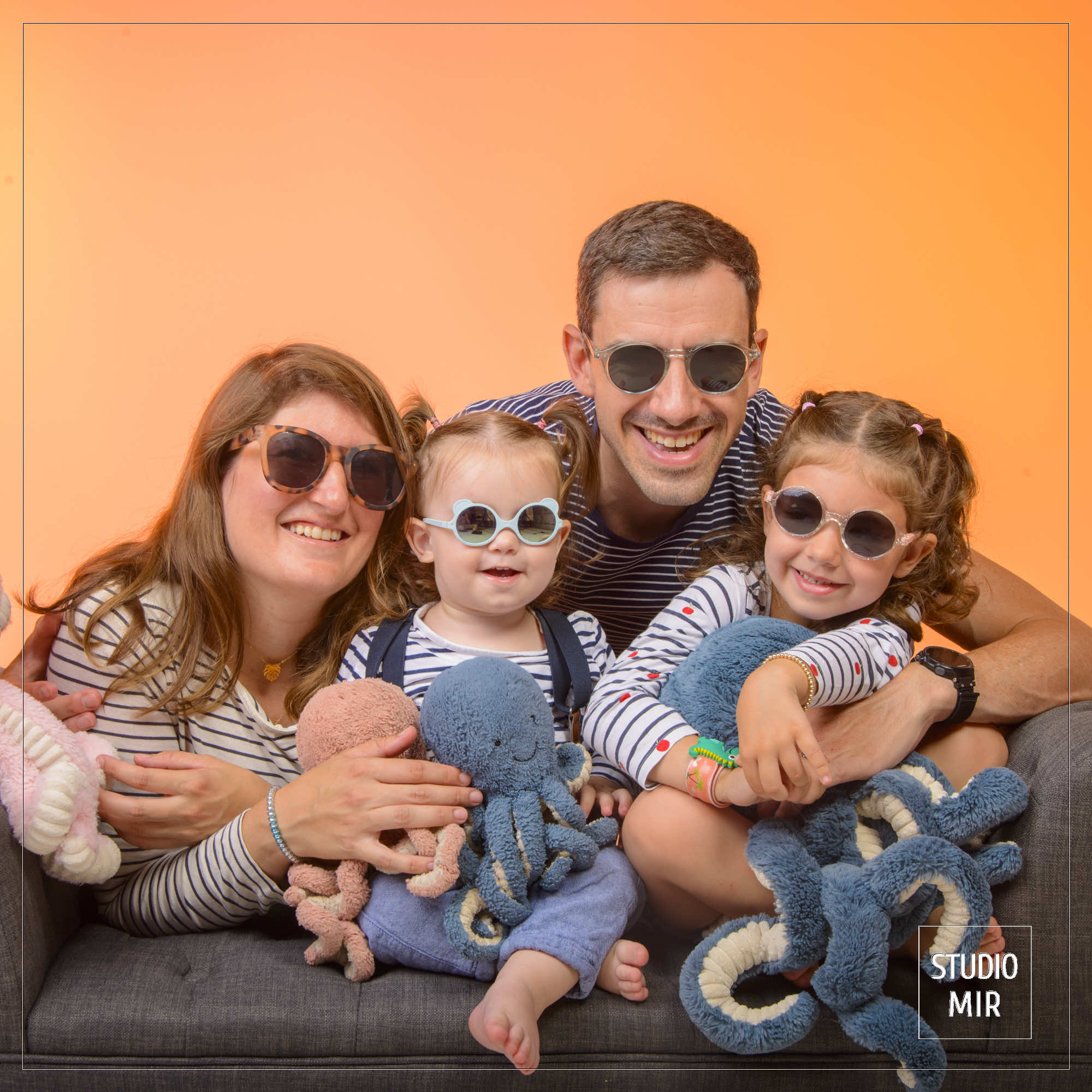 Photo en famille : une idée cadeau parfaite au Studio Mir à Paris. Réservez votre séance photo dès maintenant.