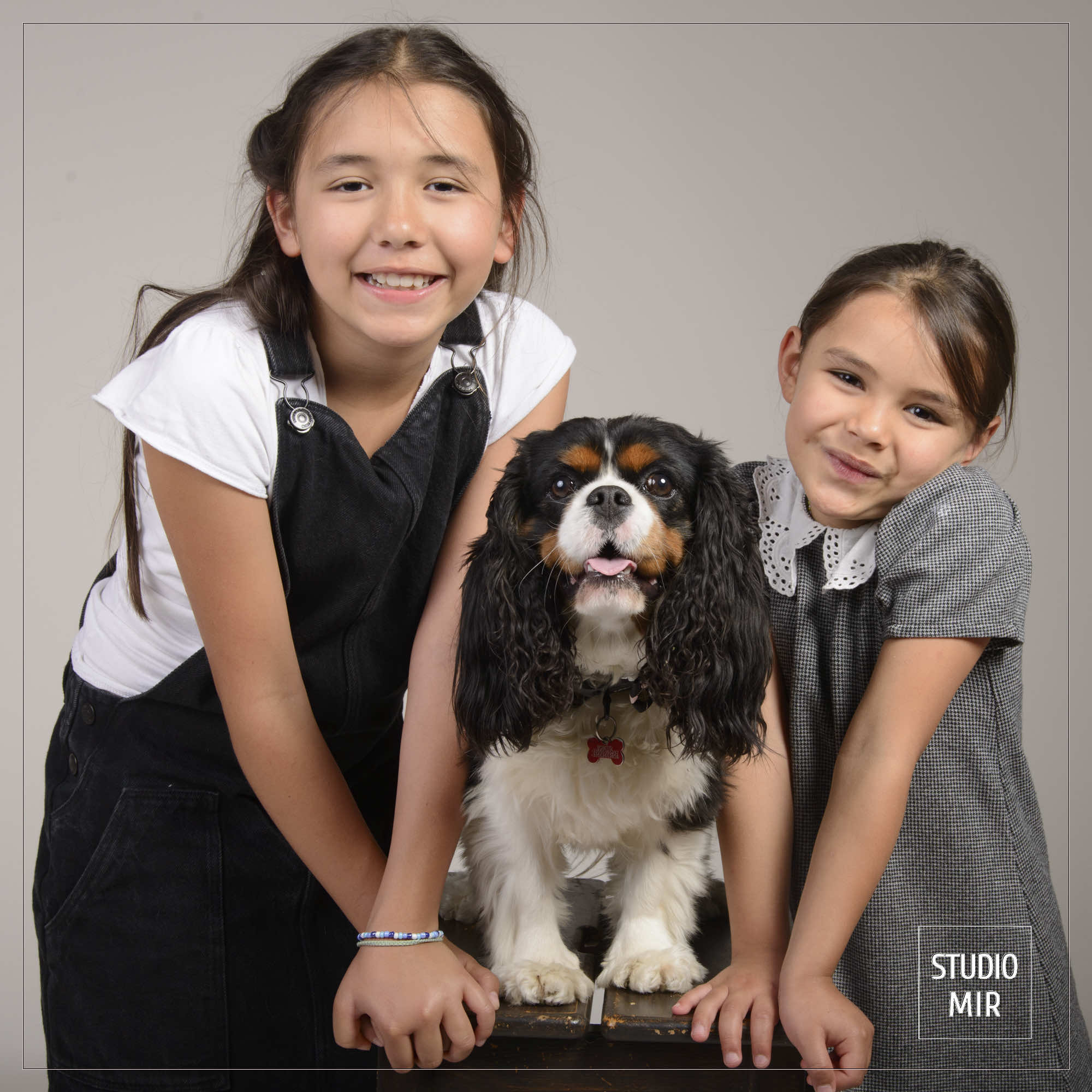 photo en famille avec son chien