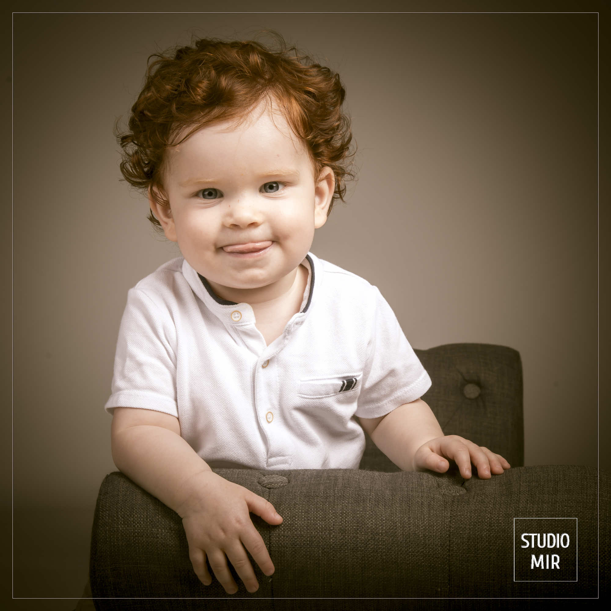 Photo de bébé : capturez les premiers moments de votre enfant au Studio Mir à Paris. Réservez dès maintenant pour une séance professionnelle et pleine de tendresse.