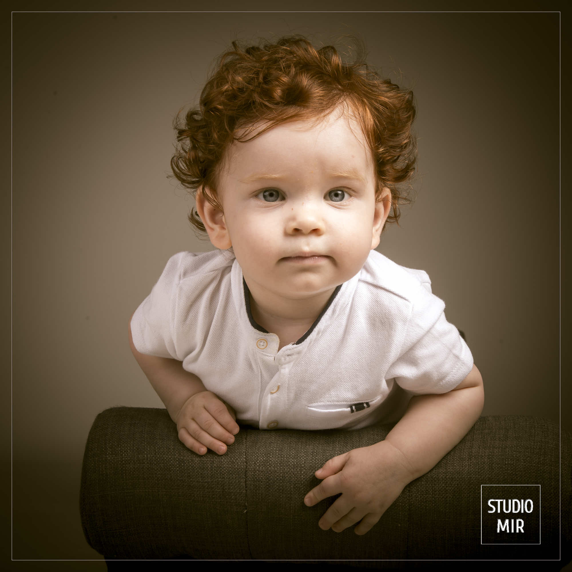 Photo de bébé : capturez les premiers moments de votre enfant au Studio Mir à Paris. Réservez dès maintenant pour une séance professionnelle et pleine de tendresse.