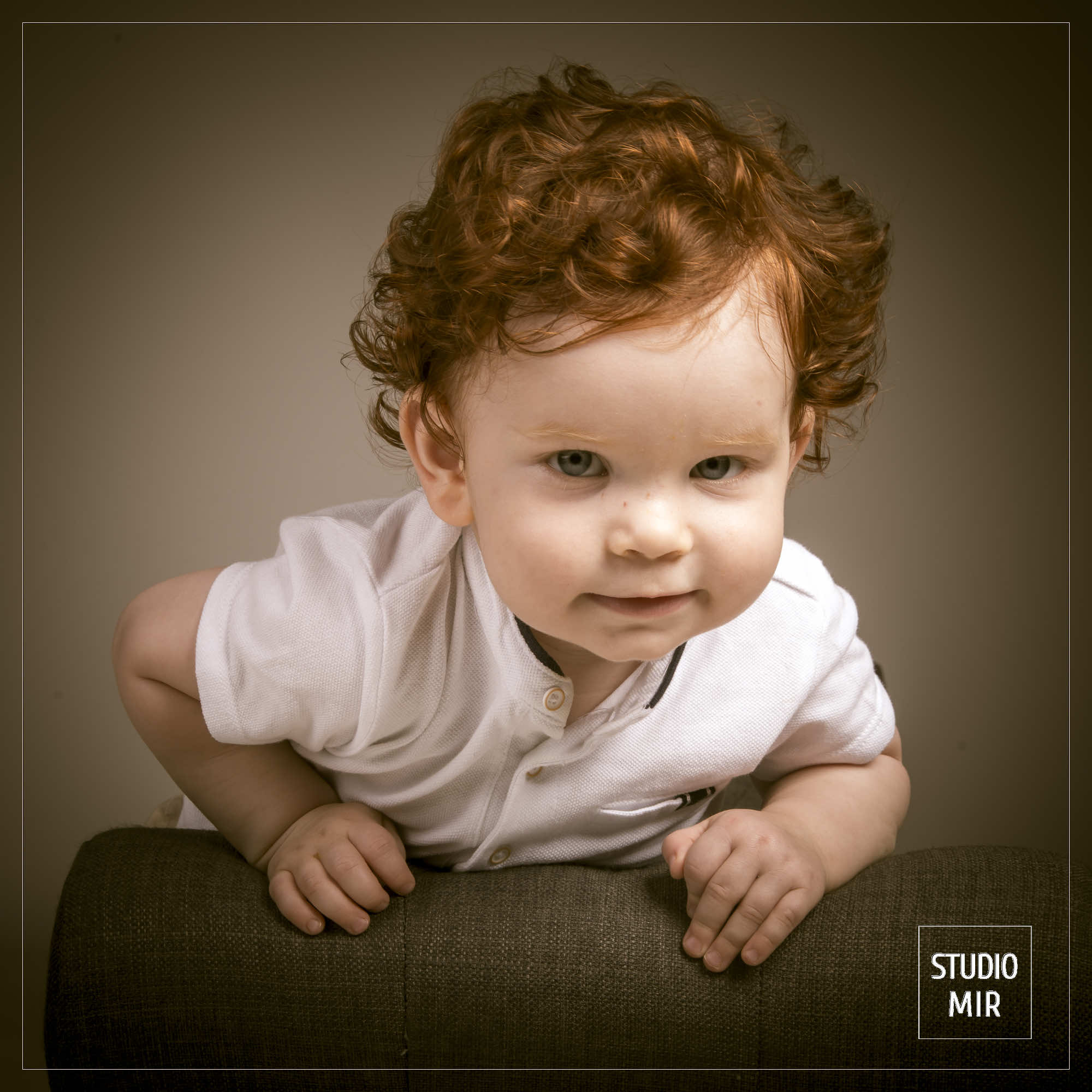 Photo de bébé : capturez les premiers moments de votre enfant au Studio Mir à Paris. Réservez dès maintenant pour une séance professionnelle et pleine de tendresse.