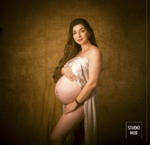 Sublimez votre grossesse avec une séance photo au Studio Mir.