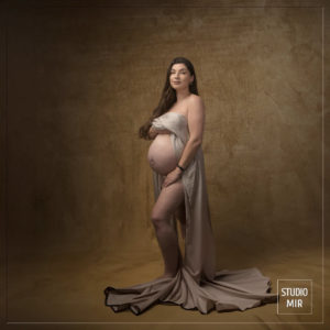 Sublimez votre grossesse avec une séance photo au Studio Mir.