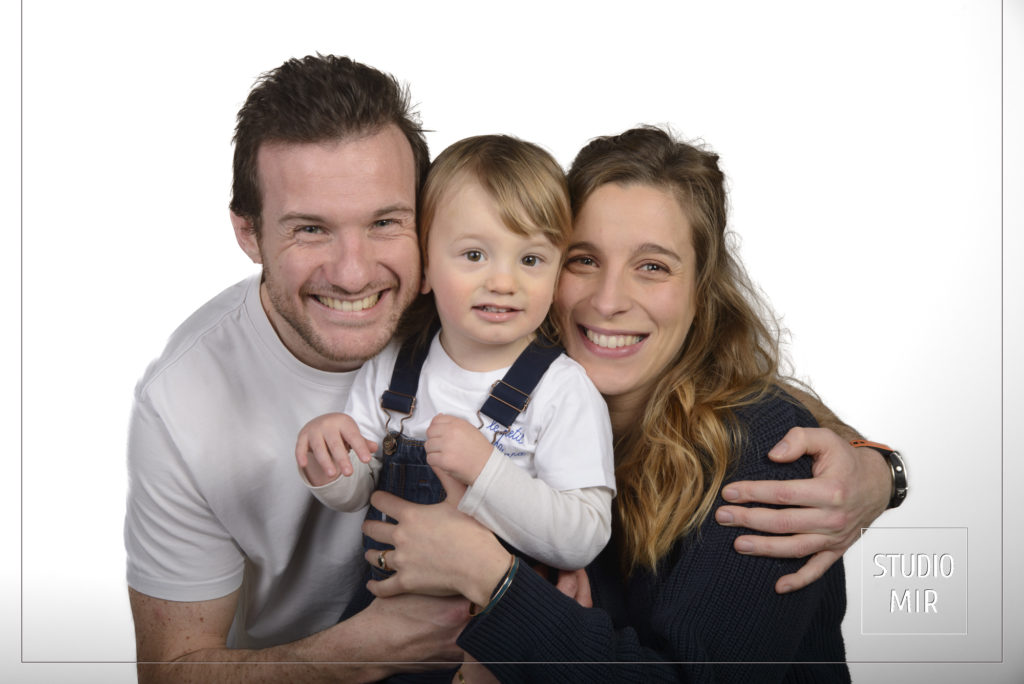 Offrez-vous un shooting famille en studio au Studio Mir dans le Val de Marne. Un moment de complicité et de rires immortalisé en images