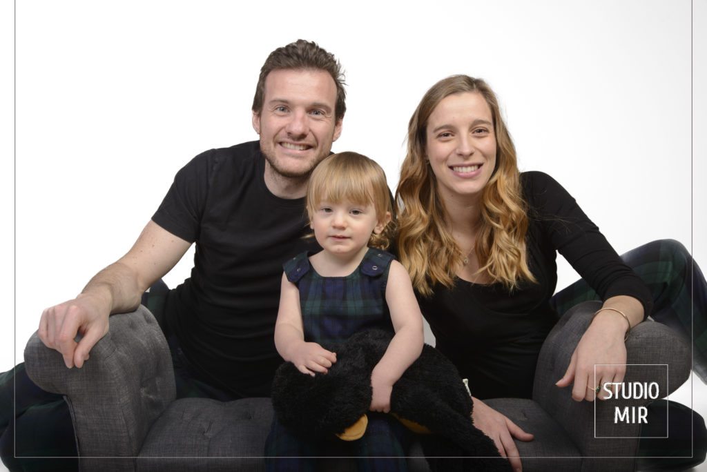 Offrez-vous un shooting famille en studio au Studio Mir dans le Val de Marne. Un moment de complicité et de rires immortalisé en images