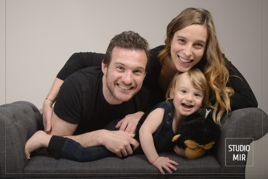 Offrez-vous un shooting famille en studio au Studio Mir dans le Val de Marne. Un moment de complicité et de rires immortalisé en images