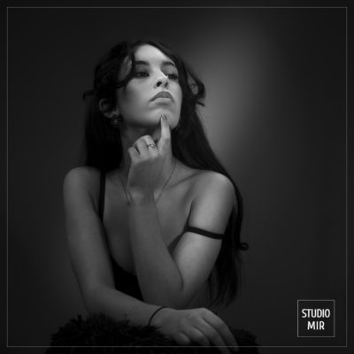 Portrait boudoir en noir et blanc au Studio Mir