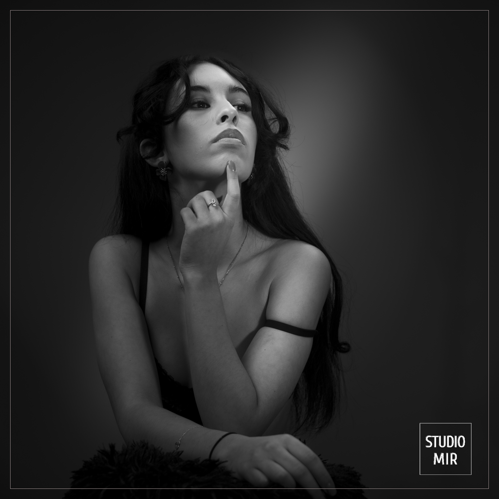 Portrait boudoir en noir et blanc au Studio Mir