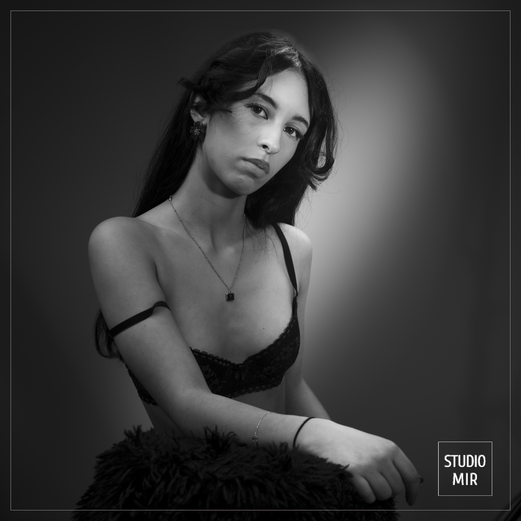 Portrait boudoir en noir et blanc au Studio Mir