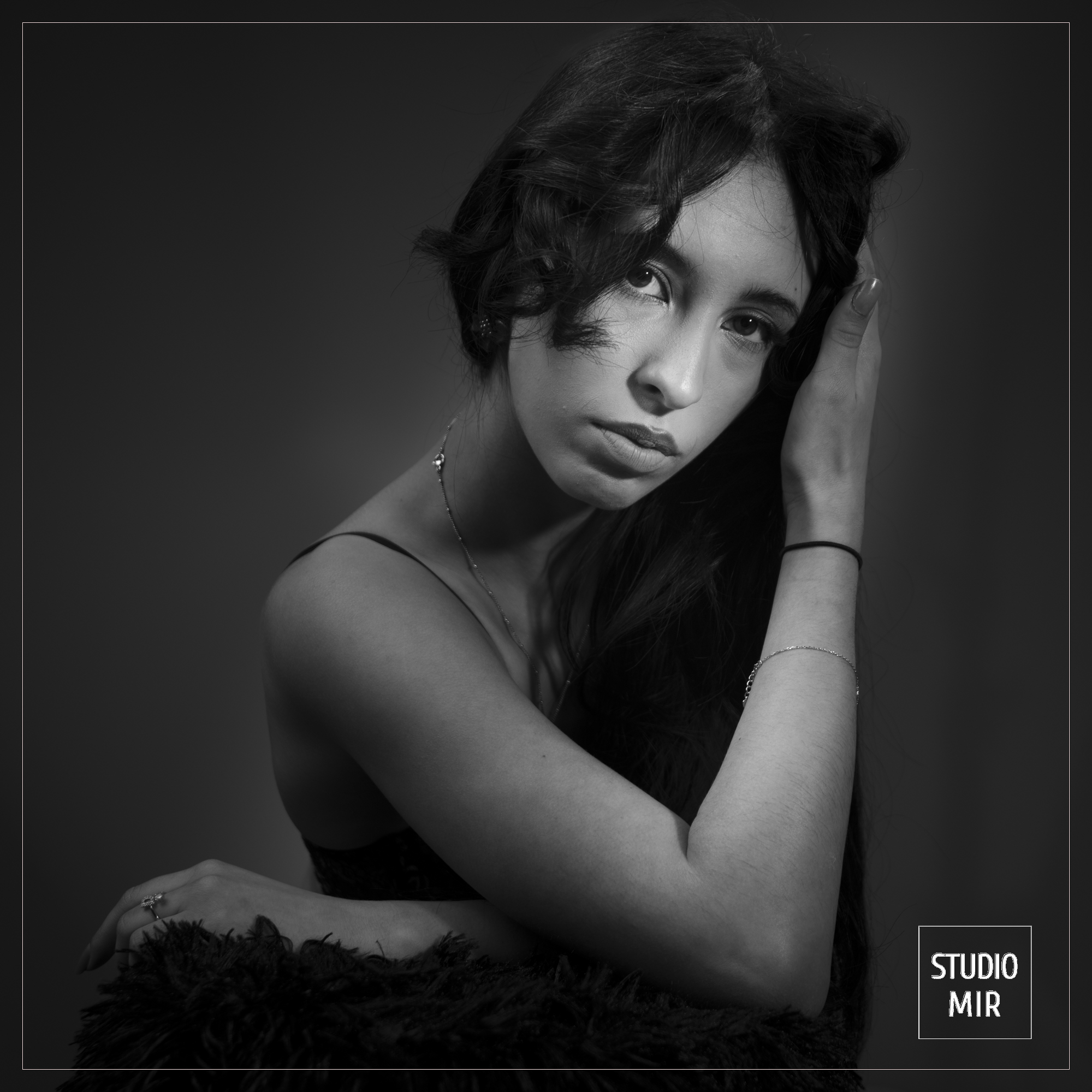 Portrait boudoir en noir et blanc au Studio Mir