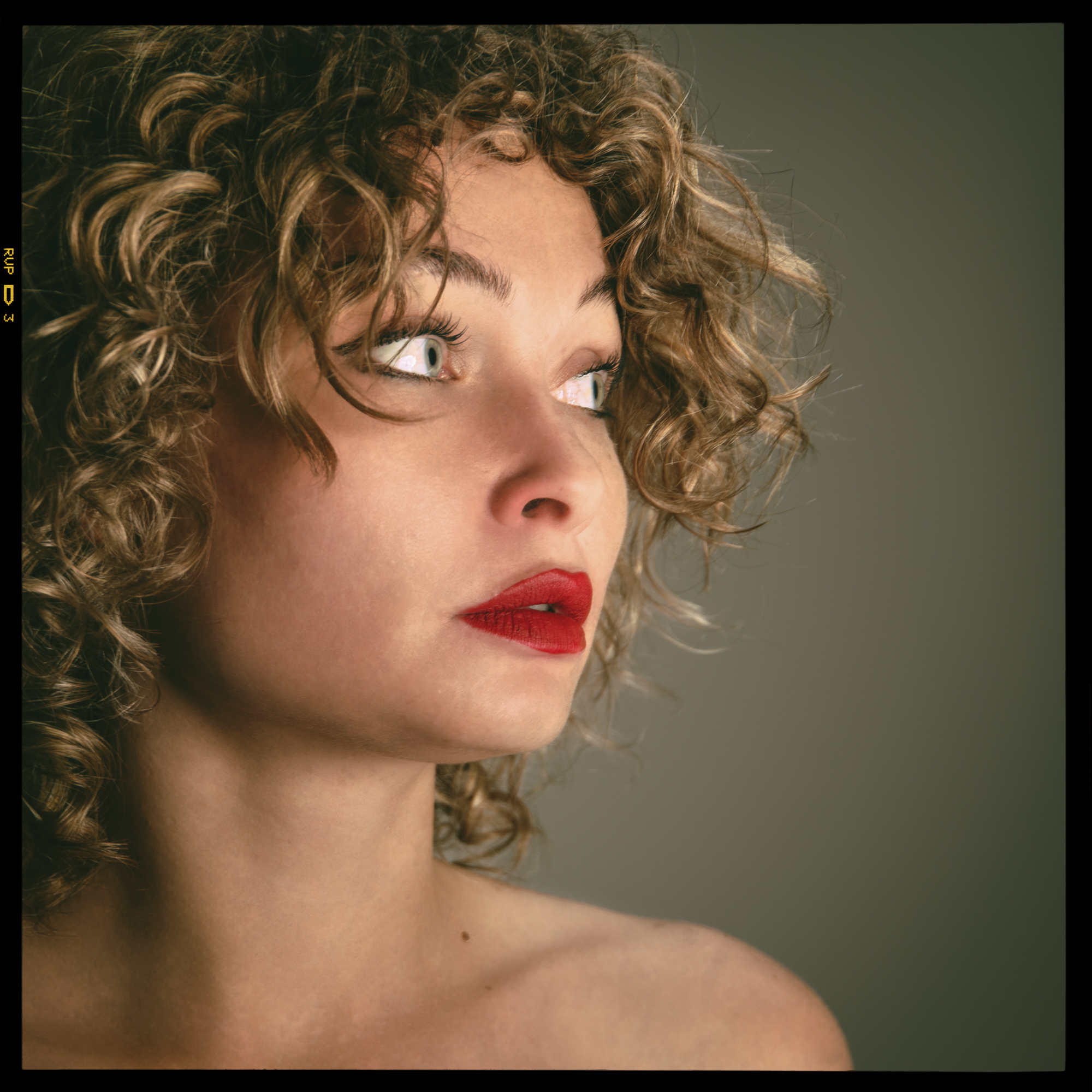 STUDIO-MIR.FR/CCAS Séance photo mode au Studio Mir : un regard, une lumière, une allure 💄📸