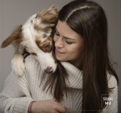 Shooting photo entre une jeune femme et son chien 