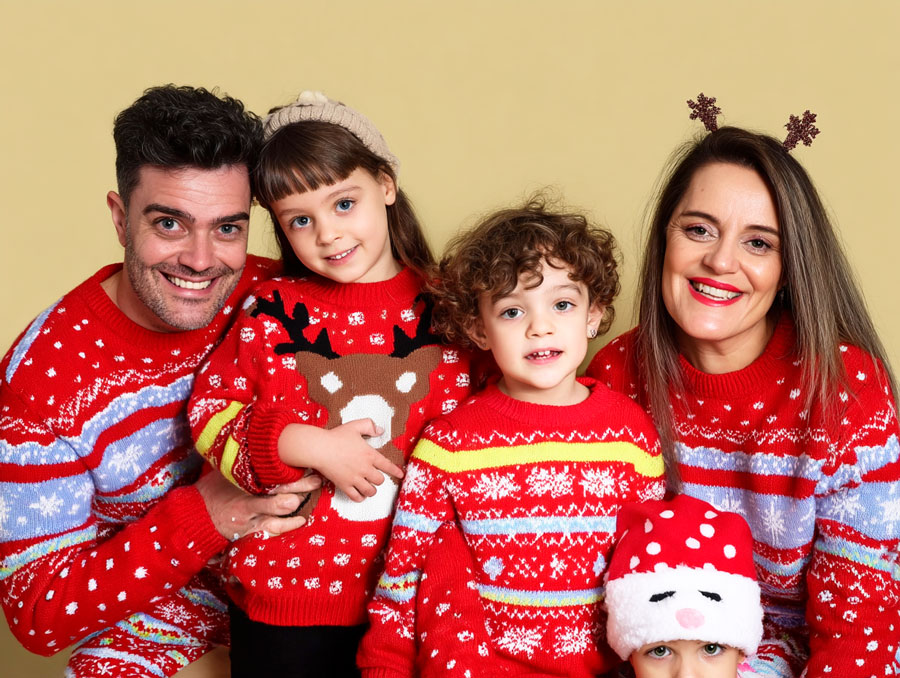 seance-famille-noel-pull-rouges-mir Photo de famille avec des pulls de Noël au studio photo Mir portrait spécial fête