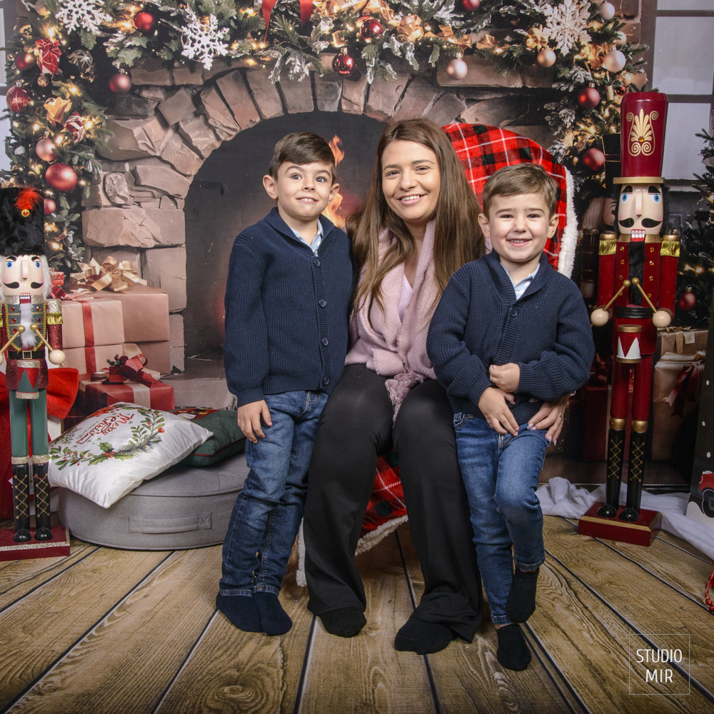 Séance photo de Noël en famille au Studio Mir. Portrait idée cadeau