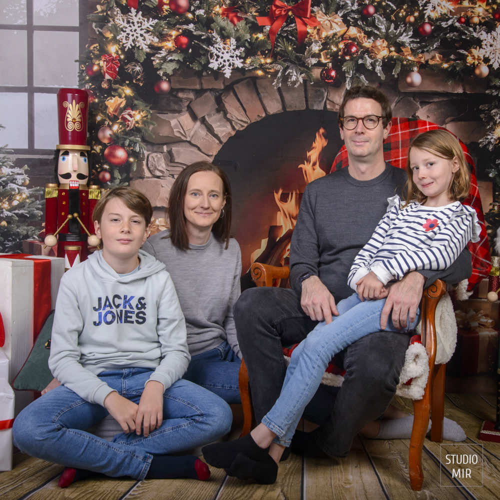 Décor de Noël au studio photo Mir pour des photos en famille et des souvenirs Noël, 2025