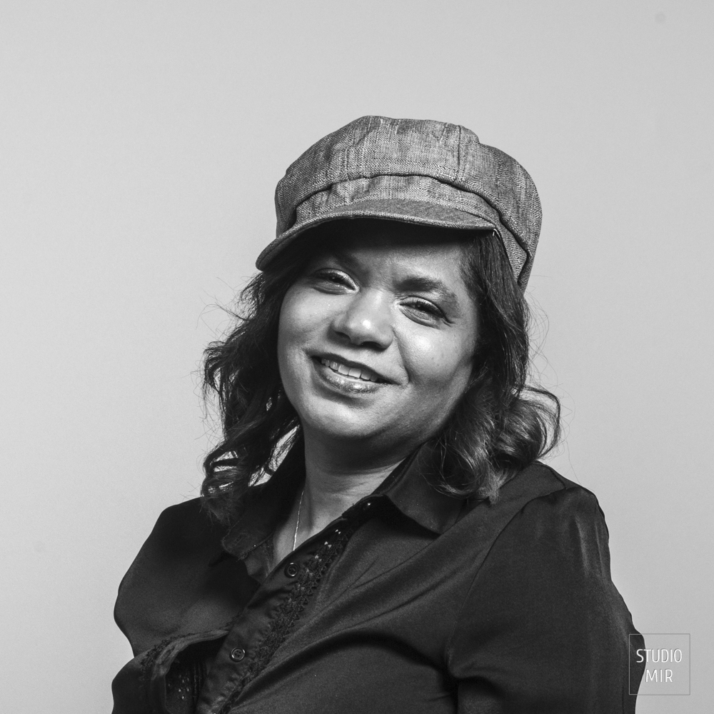 Portrait de femme en noir et blanc au Studio Mir dans le Val de Marne, offrez vous une séance photos uniques en studio pro