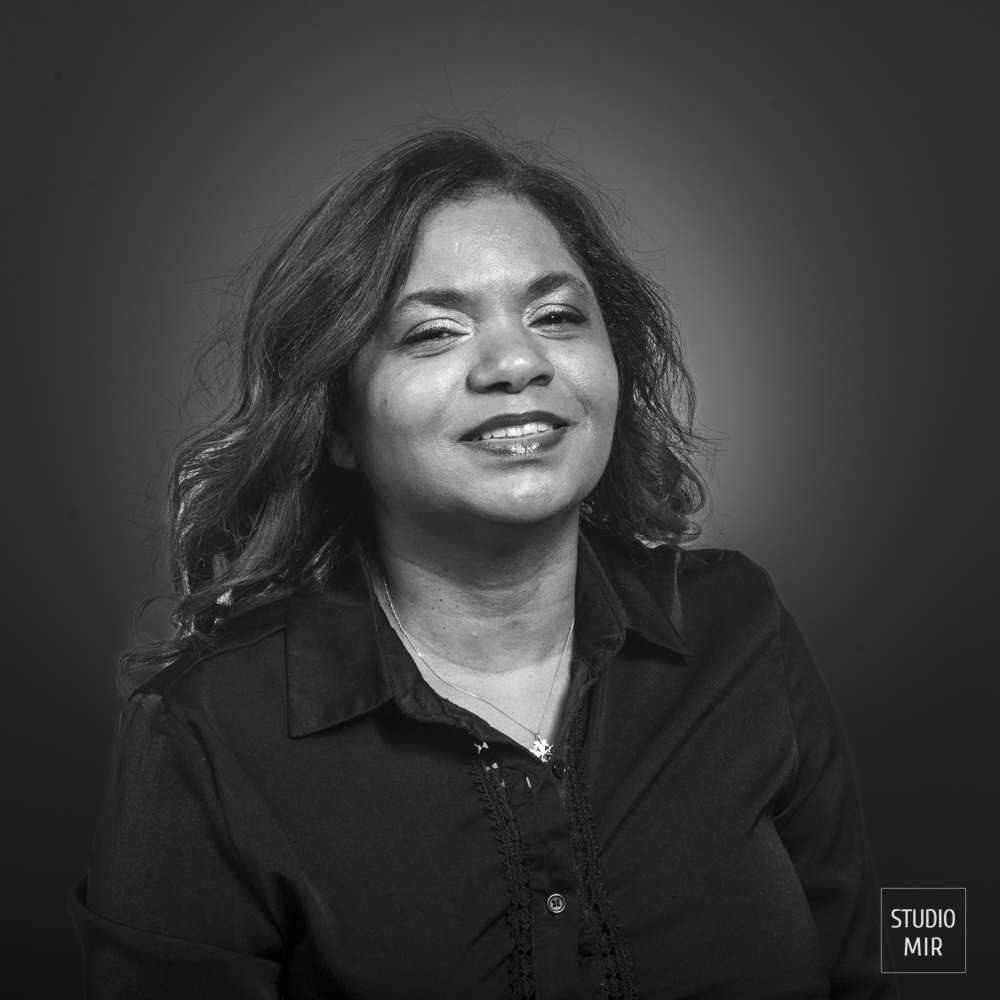 Portrait de femme en noir et blanc au Studio Mir dans le Val de Marne, offrez vous une séance photos uniques en studio pro