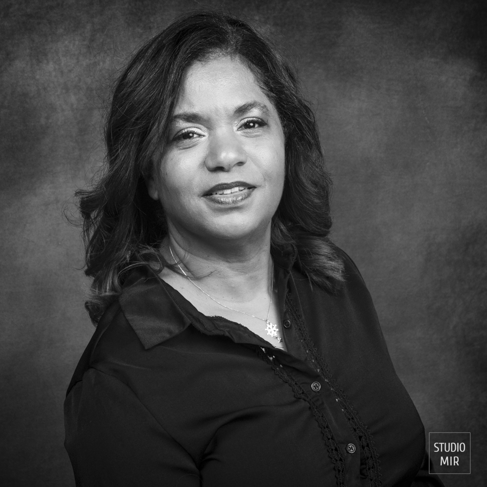 Portrait de femme en noir et blanc au Studio Mir dans le Val de Marne, offrez vous une séance photos uniques en studio pro