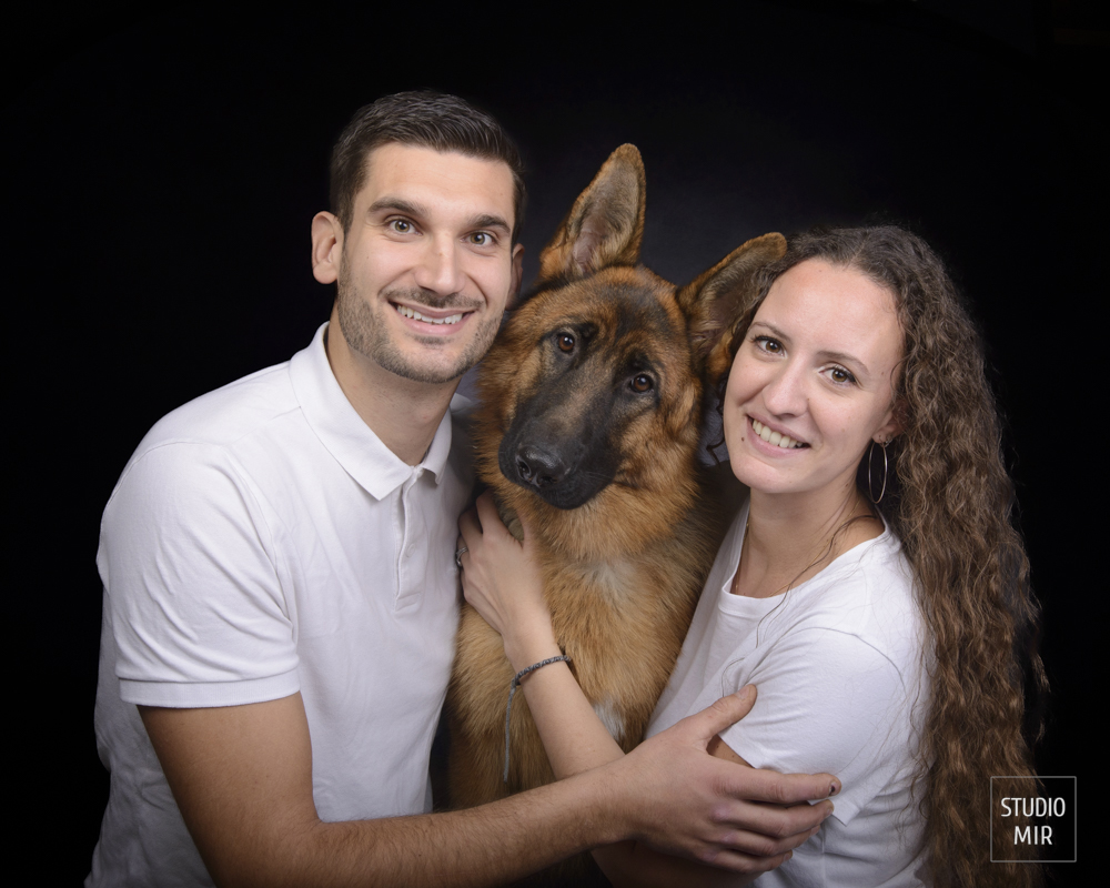 Shooting photos avec votre chien dans le Val de Marne au Studio Mir pour des photos intemporelle avec votre animal de compagnie.