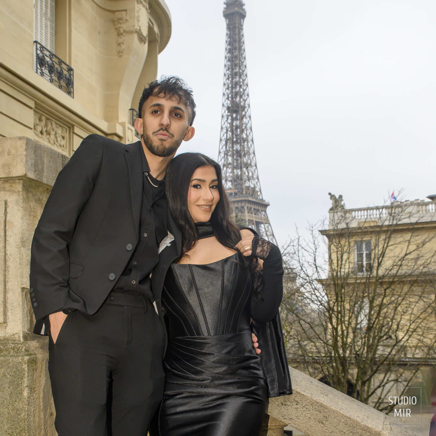 Photographe couple dans Paris. Séance photo romantique et élégante dans les plus beaux lieux de Paris pour immortaliser votre histoire à deux