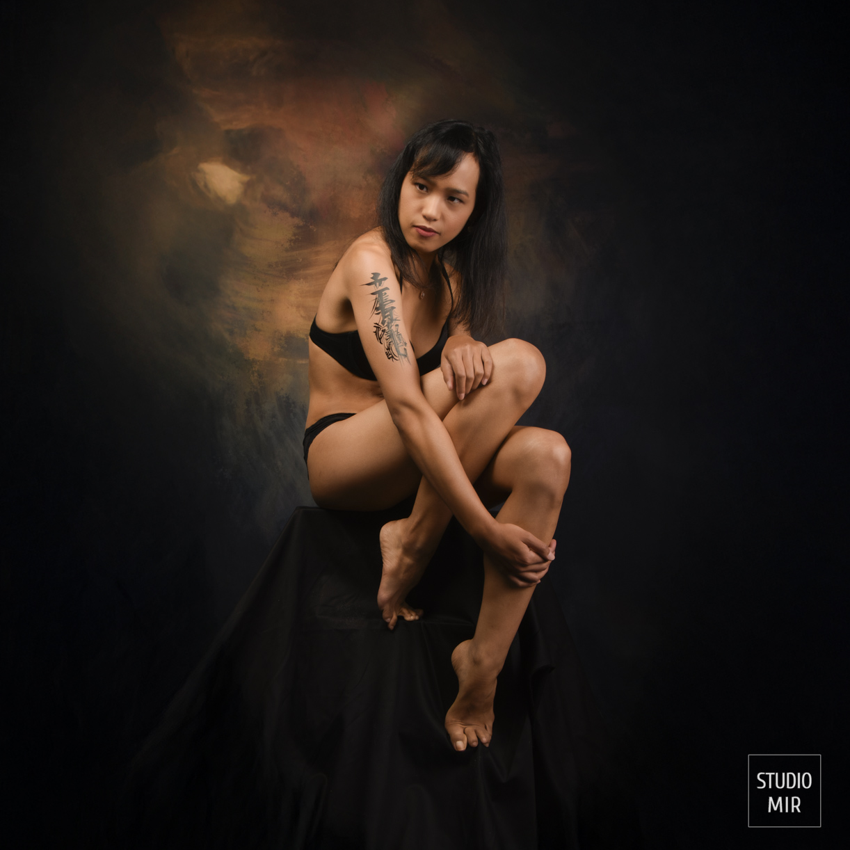 Shooting boudoir en studio dans le 94. Séance photo élégante et intime au Studio Mir dans le Val de Marne pour révéler votre beauté avec confiance et raffinement.
