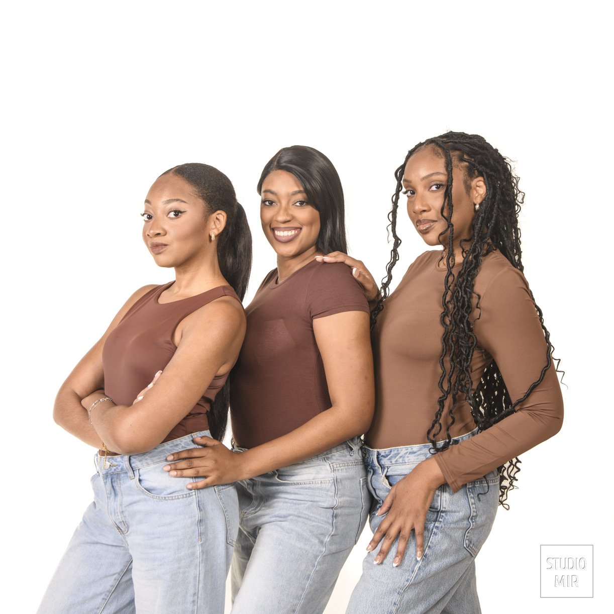 Shooting entre soeurs dans le Val de Marne. Séance photo complice et élégante au Studio Mir pour créer de magnifiques souvenirs en famille