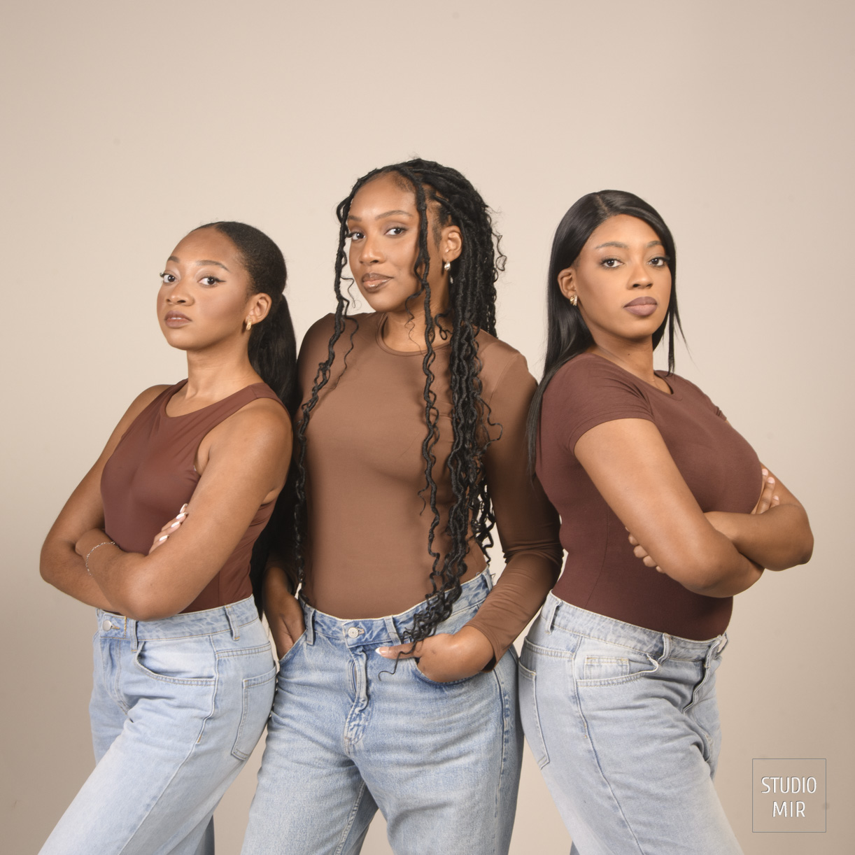 Shooting entre soeurs dans le Val de Marne. Séance photo complice et élégante au Studio Mir pour créer de magnifiques souvenirs en famille