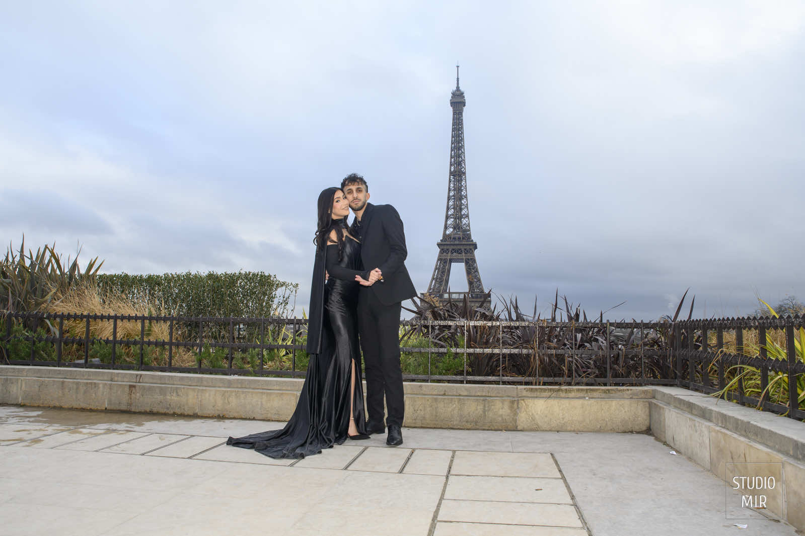 Shooting photos couple dans Paris. Séance photo romantique et élégante dans les plus beaux lieux de Paris pour immortaliser votre amour.