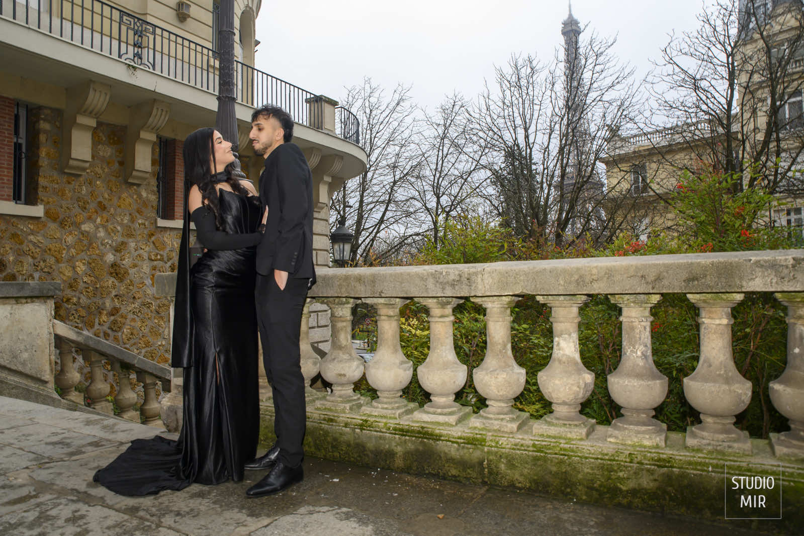 Shooting photos couple dans Paris. Séance photo romantique et élégante dans les plus beaux lieux de Paris pour immortaliser votre amour.