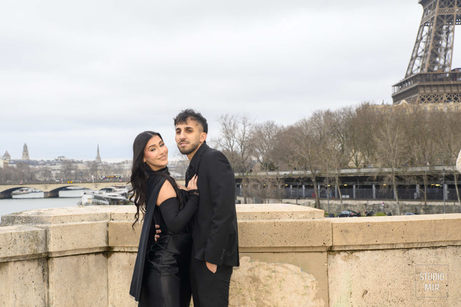 Shooting photos couple dans Paris. Séance photo romantique et élégante dans les plus beaux lieux de Paris pour immortaliser votre amour.