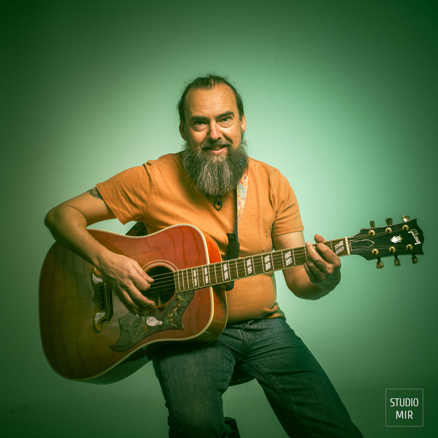 Shooting pro pour un musicien dans le Val de Marne. Photos artistes, chanteurs, guitaristes et groupes pour une image forte.