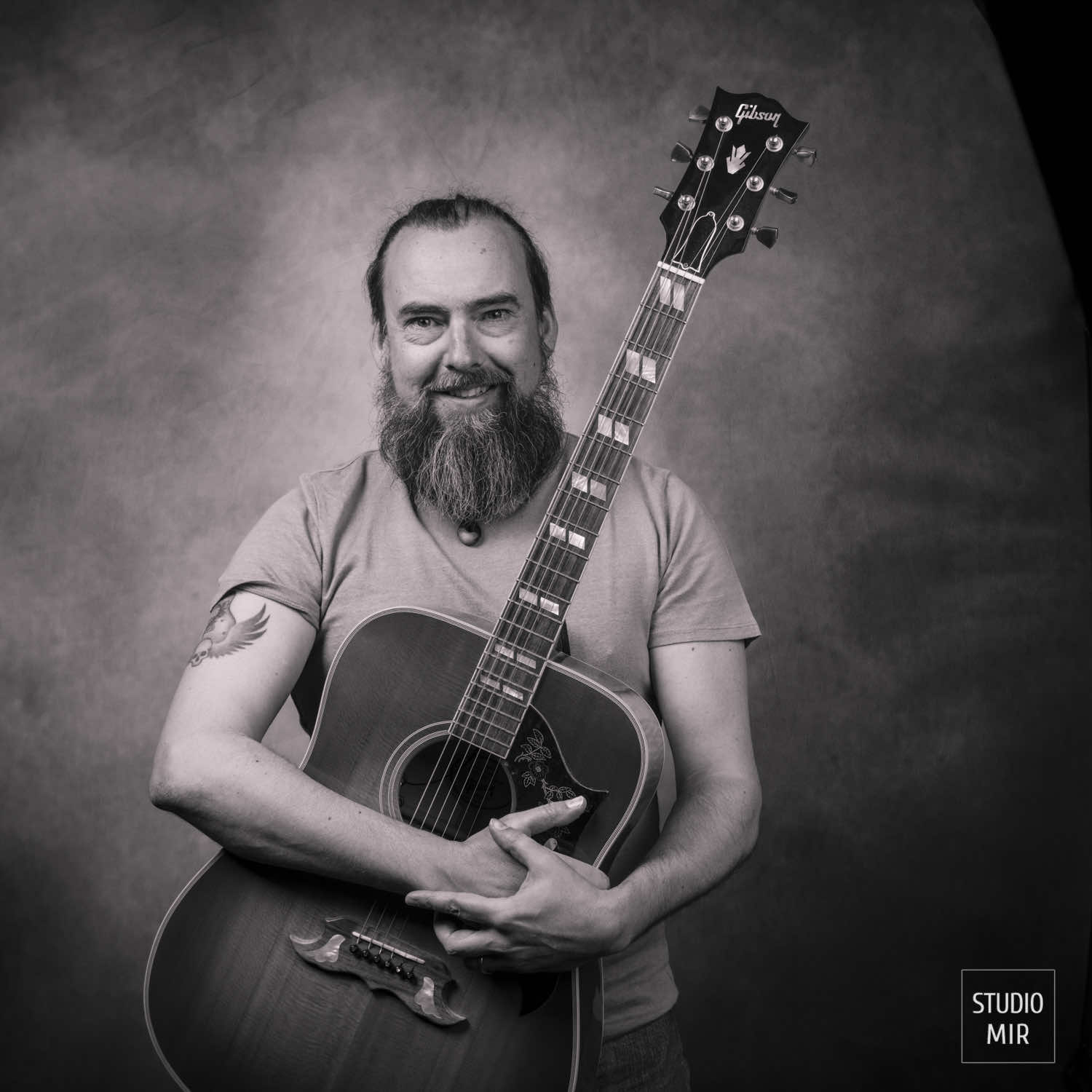 Shooting pro pour un musicien dans le Val de Marne. Photos artistes, chanteurs, guitaristes et groupes pour une image forte.