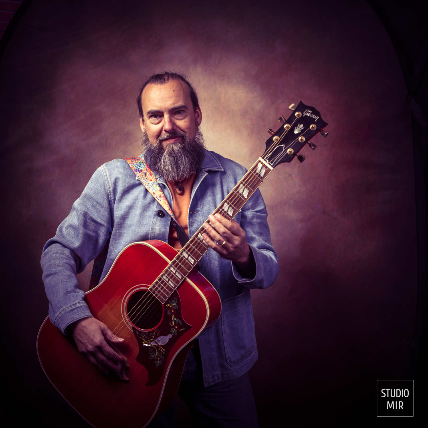 Shooting pro pour un musicien dans le Val de Marne. Photos artistes, chanteurs, guitaristes et groupes pour une image forte.
